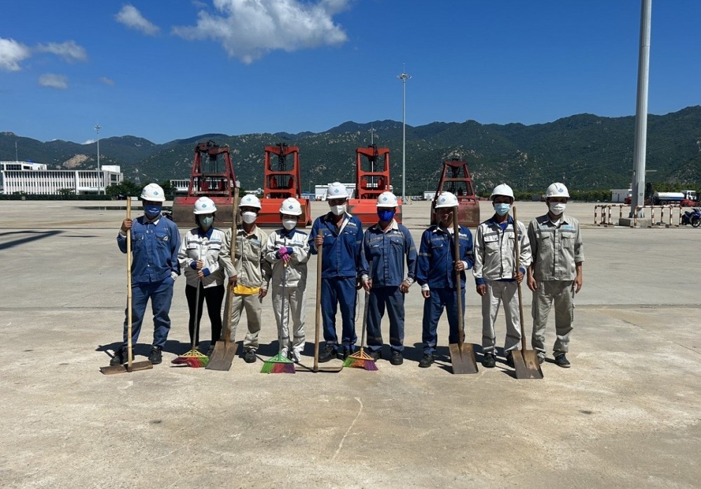 Cảng Quốc tế Vinh Tân tổ chức ra quân tổng vệ sinh môi trường